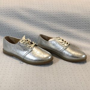 Tucker + Tate silver lace up shoes NIB
